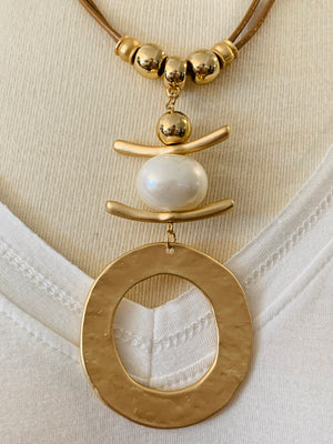 Matte Gold Circle Pearl Necklace- -Trendy Me Boutique, Granada Hills California