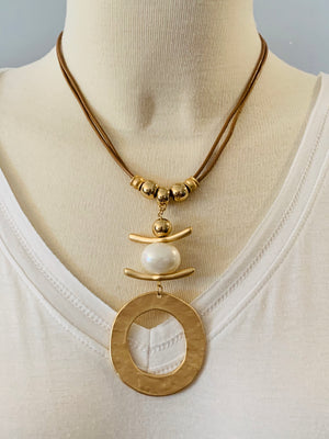 Matte Gold Circle Pearl Necklace- -Trendy Me Boutique, Granada Hills California